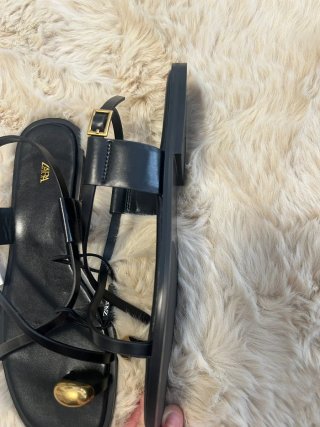 Sandalias Zara planas negras con detalle dorado