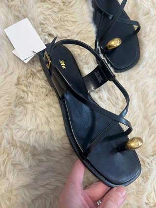 Sandalias Zara planas negras con detalle dorado