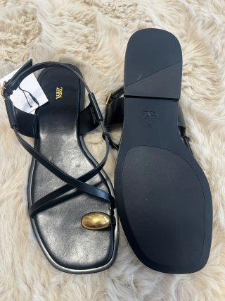 Sandalias Zara planas negras con detalle dorado