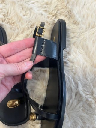 Sandalias Zara planas negras con detalle dorado