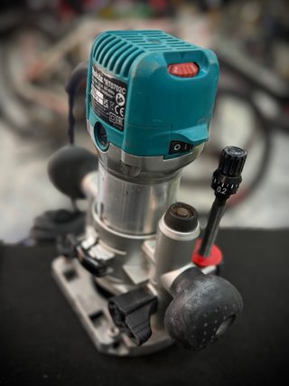 Fresadora Makita RT0702CX2J con maletín