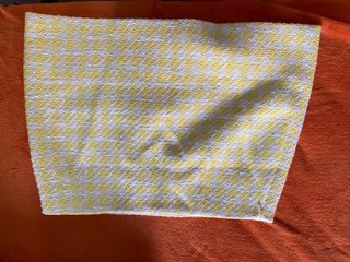 Falda corta cuadros blanco y amarillo
