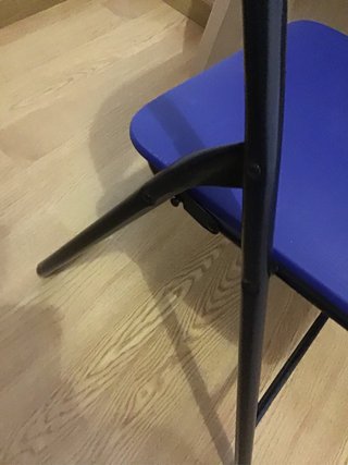 Silla plegable azul y negra