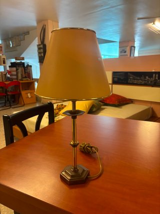 Lámpara de mesa laLLum base hexagonal