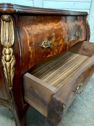 Cómoda antigua de madera. Cajonera.