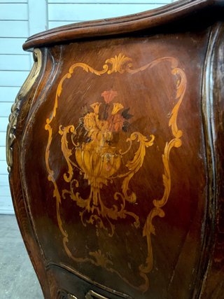Cómoda antigua de madera. Cajonera.