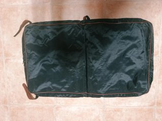 Portatrajes negro con herrajes piel