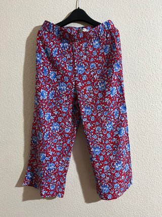 Pantalón estampado floral alegre
