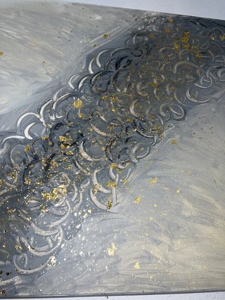 Cuadro abstracto gris con pan de oro