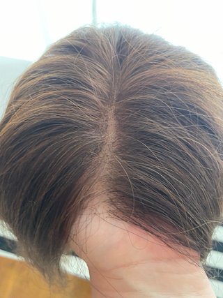 Peluca pelo natural castaño.
