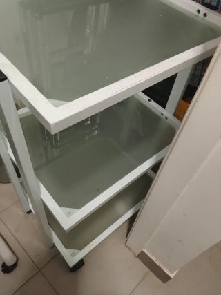 Mesa auxiliar cristal y aluminio