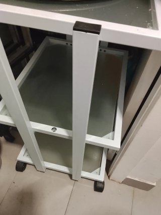 Mesa auxiliar cristal y aluminio