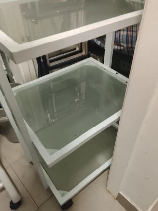 Mesa auxiliar cristal y aluminio