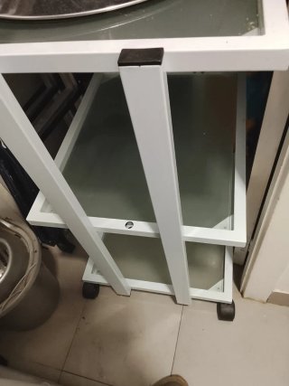 Mesa auxiliar cristal y aluminio