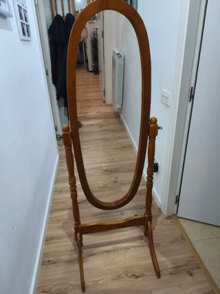 Mecedora de madera y ratán, espejo ovalado con pie