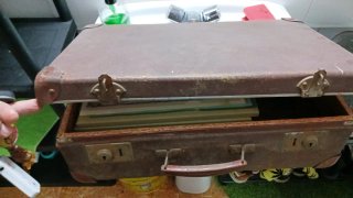Microscopio antiguo con maleta