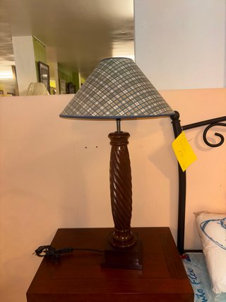 Lámpara de sobremesa con pie de madera torneada