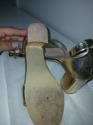 Sandalias doradas tacón fiesta