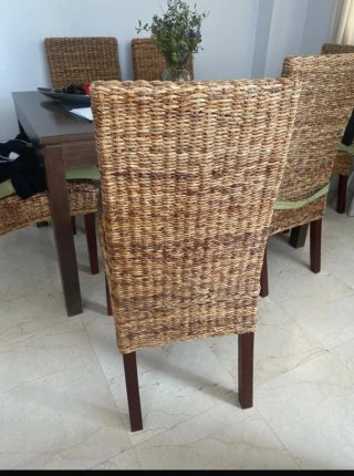 Seis sillas de mimbre y madera noble