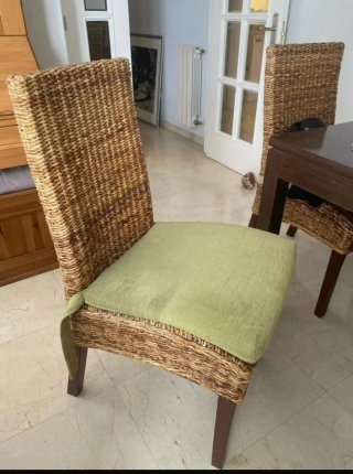 Seis sillas de mimbre y madera noble