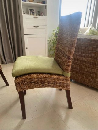 Seis sillas de mimbre y madera noble