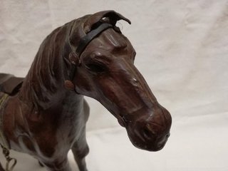 Figura caballo cuero repujado antiguo