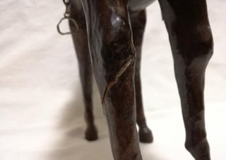Figura caballo cuero repujado antiguo
