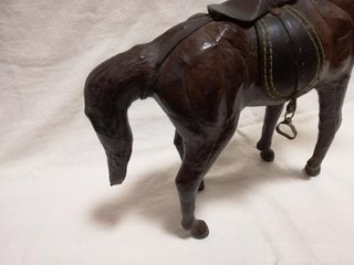 Figura caballo cuero repujado antiguo