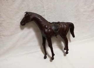 Figura caballo cuero repujado antiguo