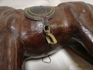 Figura caballo cuero repujado antiguo