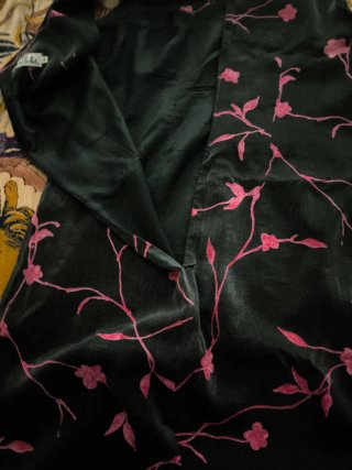 Vestido negro con flores rosas