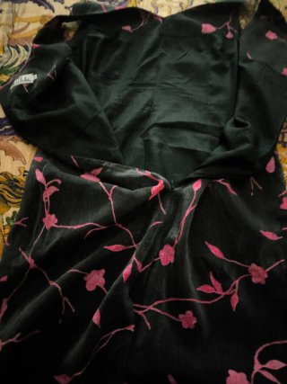 Vestido negro con flores rosas