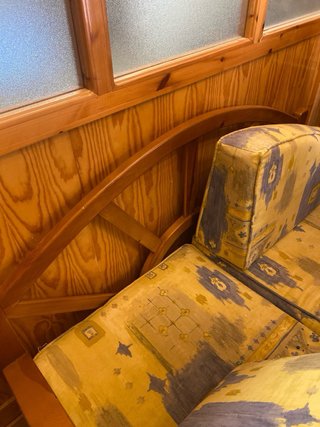 Sofá bodega tela y madera de cerezo