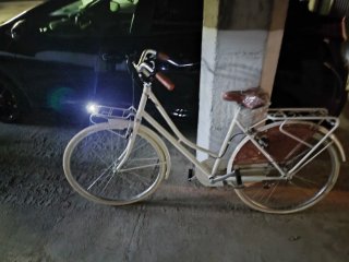Bicicleta blanca estilo clásico