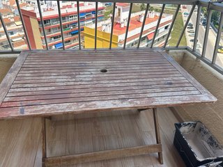 Mesa de madera marrón