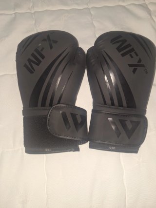 Saco de boxeo y guantes sin usar