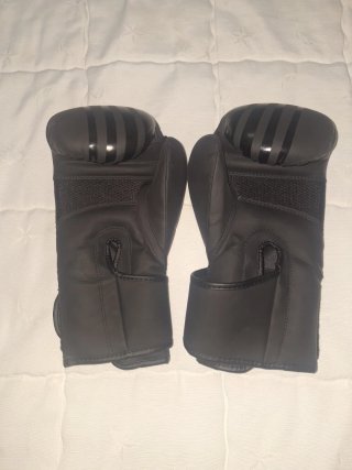 Saco de boxeo y guantes sin usar