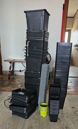 Tiestos y bandejas de plástico negro