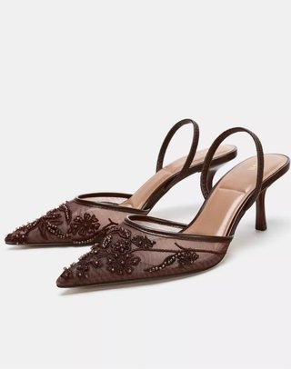 Zapatos de tacón marrones con pedrería