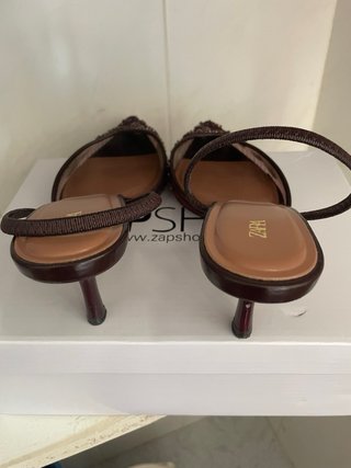 Zapatos de tacón marrones con pedrería