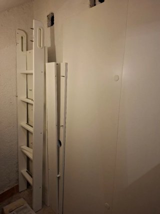 Litera Ikea con escritorio y armario