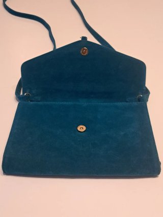 Bolso de hombro azul con flecos
