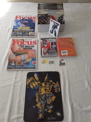 Lotto misto di fumetti e materiale da collezione