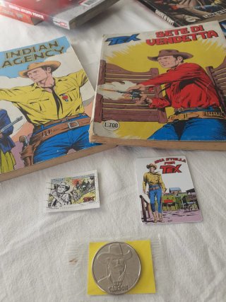 Lotto misto di fumetti e materiale da collezione