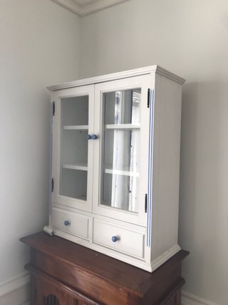 Alacena de pared blanca y azul
