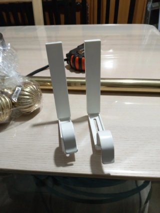Barra de salón blanca con soportes