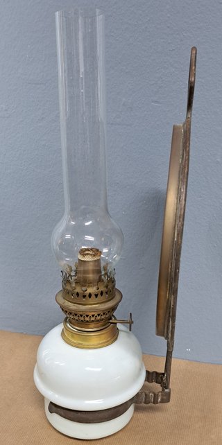 Lámpara de pared antigua con pantalla de latón y d