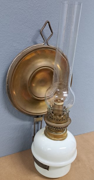 Lámpara de pared antigua con pantalla de latón y d