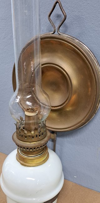 Lámpara de pared antigua con pantalla de latón y d