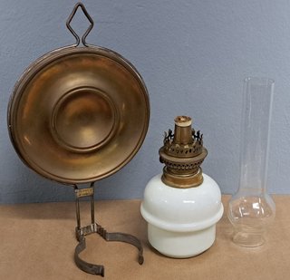 Lámpara de pared antigua con pantalla de latón y d